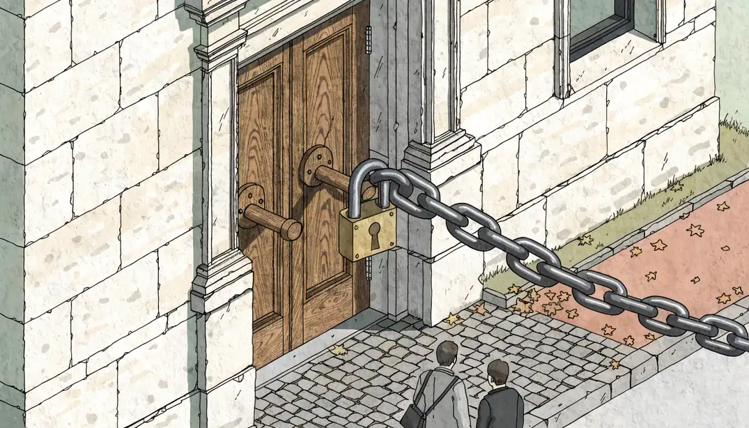 Kette und Schloss versperren die Tür eines Schweizer Verwaltungsgebäudes.